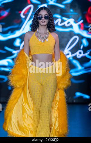 Budapest, Ungarn. November 2024. Ein Model präsentiert eine Kreation der ungarischen Designerin Ilona Szabo während der Budapest Fashion Week am 15. November 2024 in Budapest, Ungarn, im Hall of City Park Ice Rink. (Foto: Robert Szaniszlo/NurPhoto)0 Credit: NurPhoto SRL/Alamy Live News Stockfoto