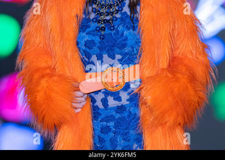 Budapest, Ungarn. November 2024. Ein Model präsentiert eine Kreation der ungarischen Designerin Ilona Szabo während der Budapest Fashion Week am 15. November 2024 in Budapest, Ungarn, im Hall of City Park Ice Rink. (Foto: Robert Szaniszlo/NurPhoto)0 Credit: NurPhoto SRL/Alamy Live News Stockfoto