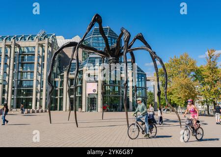 Ottawa, Kanada, 29. September 2024: Die Maman Bronzeskulptur einer großen Spinne von Louise Bourgeois in der Nähe der National Gallery of Canada Stockfoto