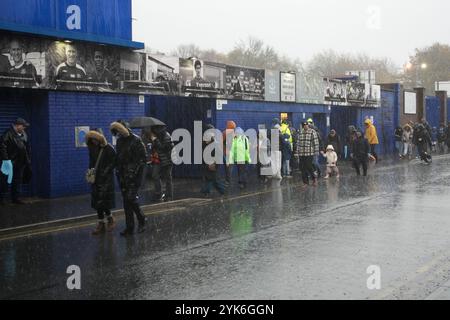 UK. November 2024. Everton FC gegen Liverpool FC Barclays Womens Super League GOODISON PARK ENGLAND - 17. November 2024 Fans kommen bei starkem Regen zum Spiel der Barclays Women’s Super League zwischen Everton FC und Liverpool FC im Goodison Park am 17. November 2024 in Liverpool, England. Quelle: ALAN EDWARDS/Alamy Live News Stockfoto