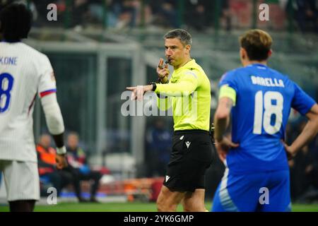 Mailand, Italie. November 2024. Slavko Vincic (Schiedsrichter) während des Fußballspiels der UEFA Nations League, Liga A, Gruppe A2 zwischen Italien und Frankreich am 17. November 2024 im Stadio San Siro in Mailand, Italien - Foto Morgese-Rossini/DPPI Credit: DPPI Media/Alamy Live News Stockfoto