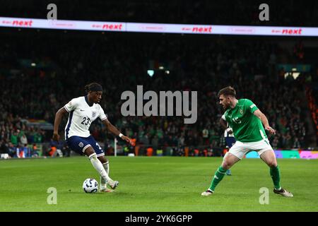 London, Großbritannien. November 2024. London, England, 17. November 2024: Noni Madueke (23 England) erhält Druck von Ryan Manning (15 Irland) während des Spiels der UEFA Nations League zwischen England und Irland im Wembley Stadium in London (Alexander Canillas/SPP) Credit: SPP Sport Press Photo. /Alamy Live News Stockfoto