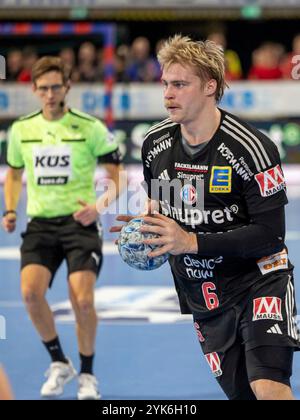 Nürnberg, Deutschland. November 2024. Marek Nissen (HC Erlangen, #06), im Hintergrund Schiedsrichter Steven Heine. HC Erlangen vs. HSG Wetzlar, Handball, 1. Handball-Bundesliga, Saison 2024/2025, 10. Spieltag, 25.10.2024 Foto: Eibner/Ardan Fuessmann Credit: dpa/Alamy Live News Stockfoto