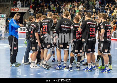 Nürnberg, Deutschland. November 2024. Erlangener Mannschaft im Kreis nach der Niederlage und dem Spielende. HC Erlangen vs. HSG Wetzlar, Handball, 1. Handball-Bundesliga, Saison 2024/2025, 10. Spieltag, 25.10.2024 Foto: Eibner/Ardan Fuessmann Credit: dpa/Alamy Live News Stockfoto