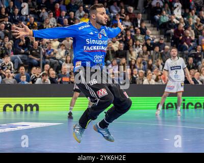 Nürnberg, Deutschland. November 2024. Torwart Khalifa Ghedbane (HC Erlangen, #96) im Sprung. HC Erlangen vs. HSG Wetzlar, Handball, 1. Handball-Bundesliga, Saison 2024/2025, 10. Spieltag, 25.10.2024 Foto: Eibner/Ardan Fuessmann Credit: dpa/Alamy Live News Stockfoto
