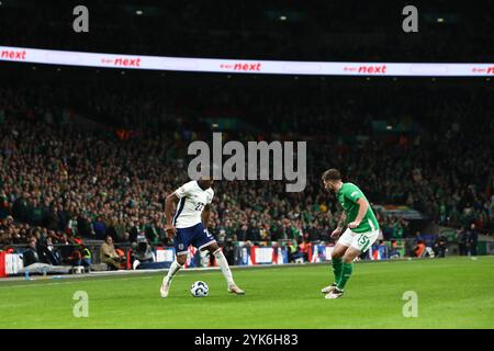 London, Großbritannien. November 2024. London, England, 17. November 2024: Noni Madueke (23 England) erhält Druck von Ryan Manning (15 Irland) während des Spiels der UEFA Nations League zwischen England und Irland im Wembley Stadium in London (Alexander Canillas/SPP) Credit: SPP Sport Press Photo. /Alamy Live News Stockfoto