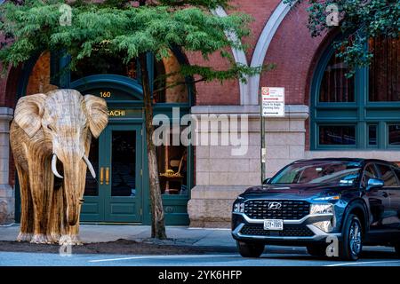Skulptur der Großen Elefantenwanderung des Coexistence Collective, die von indigenen Handwerkern aus der Lantana Camara in New York City gebaut wurde Stockfoto