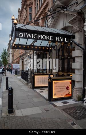 Wigmore Hall London. Die Konzerthalle Wigmore Hall in der Wigmore Street West London 36 wurde 1901 eröffnet. Klassischer Konzertsaal mit 546 Plätzen. Stockfoto