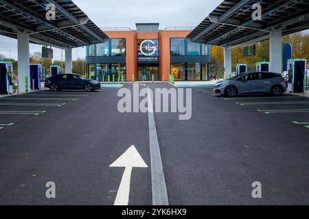 GRIDSERVE Elektrischer Vorplatz Stevenage. Gridserve Elektroauto-Tankstelle auf der A1M in der Nähe von Stevenage. Gridserve Stevenage Electric Vorplatz. Stockfoto