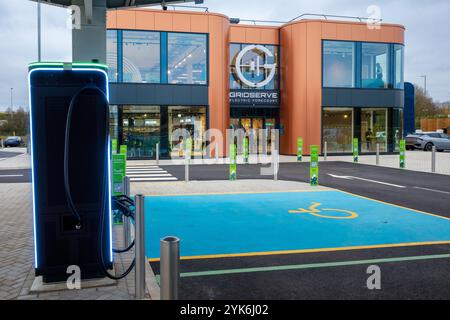 GRIDSERVE Elektrischer Vorplatz Stevenage. Gridserve Elektroauto-Tankstelle auf der A1M in der Nähe von Stevenage. Gridserve Stevenage Electric Vorplatz. Stockfoto