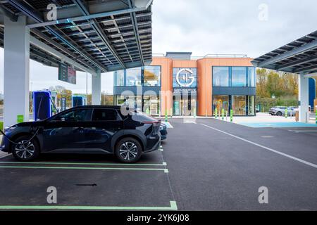 GRIDSERVE Elektrischer Vorplatz Stevenage. Gridserve Elektroauto-Tankstelle auf der A1M in der Nähe von Stevenage. Gridserve Stevenage Electric Vorplatz. Stockfoto