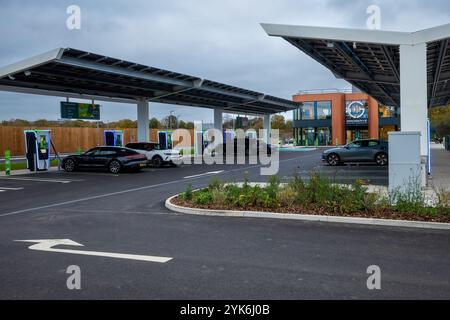 GRIDSERVE Elektrischer Vorplatz Stevenage. Gridserve Elektroauto-Tankstelle auf der A1M in der Nähe von Stevenage. Gridserve Stevenage Electric Vorplatz. Stockfoto