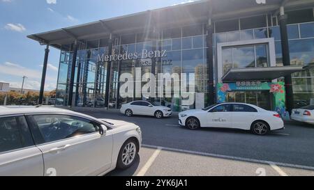 Ein eleganter, moderner Mercedes-Benz Händler in China. Stockfoto