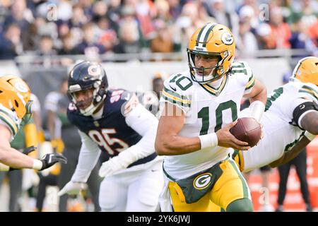 Chicago, Usa. November 2024. Der Green Bay Packers Quarterback Jordan Love (10) scheidet am Sonntag, den 17. November 2024, gegen die Chicago Bears im Soldier Field in Chicago aus. Foto: Mark Black/UPI Credit: UPI/Alamy Live News Stockfoto