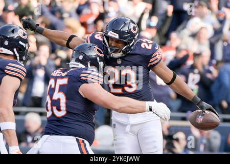 Chicago, Usa. November 2024. Chicago Bears Running Back Roschon Johnson (23) feiert am Sonntag, den 17. November 2024, seinen Touchdown gegen die Green Bay Packers im Soldier Field in Chicago. Foto: Mark Black/UPI Credit: UPI/Alamy Live News Stockfoto