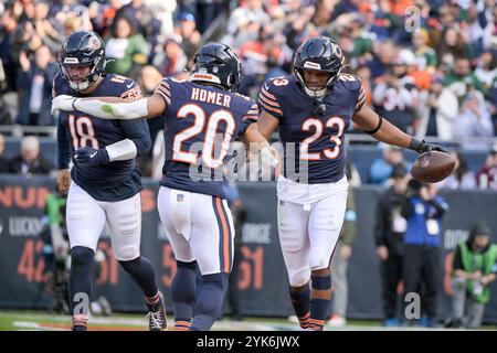 Chicago, Usa. November 2024. Chicago Bears Running Back Roschon Johnson (23) feiert am Sonntag, den 17. November 2024, seinen Touchdown gegen die Green Bay Packers im Soldier Field in Chicago. Foto: Mark Black/UPI Credit: UPI/Alamy Live News Stockfoto