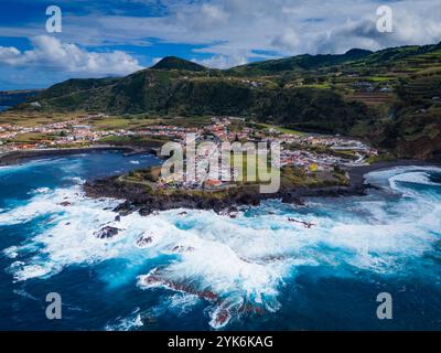 Mosteiros Stadt. Drohnenansicht des Dorfes auf der Insel Sao Miguel auf den Azoren. Gelegen am Atlantikufer mit großen türkisfarbenen Wellen und Bergen Stockfoto
