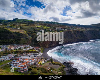 Mosteiros Stadt. Drohnenansicht des Dorfes auf der Insel Sao Miguel auf den Azoren. Gelegen am Atlantikufer mit großen türkisfarbenen Wellen und Bergen Stockfoto