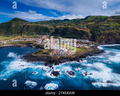 Mosteiros Stadt. Drohnenansicht des Dorfes auf der Insel Sao Miguel auf den Azoren. Gelegen am Atlantikufer mit großen türkisfarbenen Wellen und Bergen Stockfoto