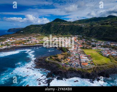 Mosteiros Stadt. Drohnenansicht des Dorfes auf der Insel Sao Miguel auf den Azoren. Gelegen am Atlantikufer mit großen türkisfarbenen Wellen und Bergen Stockfoto