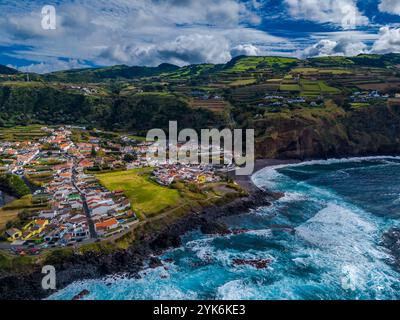 Mosteiros Stadt. Drohnenansicht des Dorfes auf der Insel Sao Miguel auf den Azoren. Gelegen am Atlantikufer mit großen türkisfarbenen Wellen und Bergen Stockfoto
