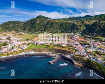Mosteiros Stadt. Drohnenansicht des Dorfes auf der Insel Sao Miguel auf den Azoren. Gelegen am Atlantikufer mit großen türkisfarbenen Wellen und Bergen Stockfoto