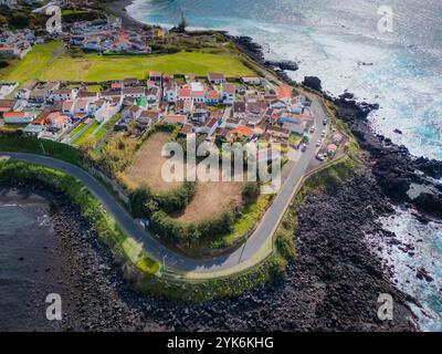 Mosteiros Stadt. Drohnenansicht des Dorfes auf der Insel Sao Miguel auf den Azoren. Gelegen am Atlantikufer mit großen türkisfarbenen Wellen und Bergen Stockfoto