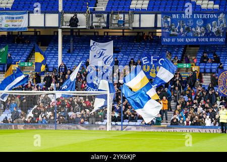 Goodison Park, Liverpool, Großbritannien. Sonntag, 17. November 2024, Barclays Women’s Super League: Everton FC Women vs Liverpool FC Women im Goodison Park. Everton Fans vor dem Start mit Fahnen und Bannern auf den Tribünen. James Giblin/Alamy Live News. Stockfoto