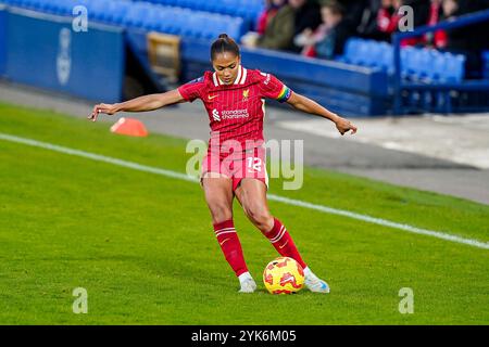 Goodison Park, Liverpool, Großbritannien. Sonntag, 17. November 2024, Barclays Women’s Super League: Everton FC Women vs Liverpool FC Women im Goodison Park. Liverpool Defender Taylor Hinds 12 mit einem Kreuz. James Giblin/Alamy Live News. Stockfoto