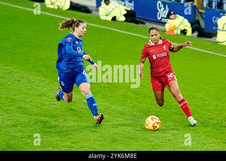 Goodison Park, Liverpool, Großbritannien. Sonntag, 17. November 2024, Barclays Women’s Super League: Everton FC Women vs Liverpool FC Women im Goodison Park. Liverpool Defender Taylor Hinds 12 beim Angriff. James Giblin/Alamy Live News. Stockfoto