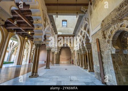 Saragossa, Spanien - 23. Juli 2024 : Palacio de la Aljaferia. Maurisch-Taifa-Hallen an der Nordseite mit mehrschichtigen Bögen mit Alabastersäulen. Für Stockfoto