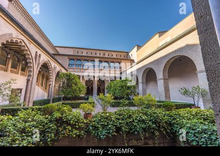 Saragossa, Spanien - 23. Juli 2024: Palacio de la Aljaferia. St. Isabel's Patio. Mittelalterlicher Palast im Mudéjar-Stil, UNESCO-Weltkulturerbe Stockfoto