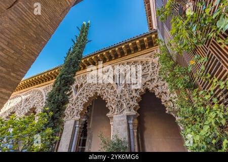 Saragossa, Spanien - 23. Juli 2024: Palacio de la Aljaferia. St. Isabel's Patio. Mittelalterlicher Palast im Mudéjar-Stil, UNESCO-Weltkulturerbe Stockfoto