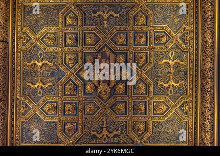 Saragossa, Spanien - 23. Juli 2024: Palacio de la Aljaferia. Deckendetail der Halle Salas de los Pasos Perdidos im Palast des Katholischen Monarks Stockfoto