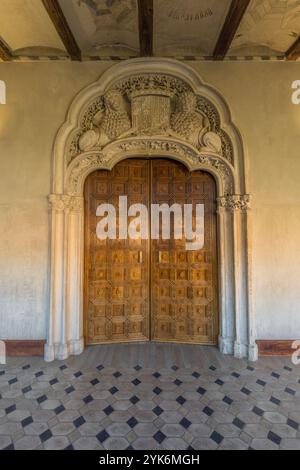 Saragossa, Spanien - 23. Juli 2024: Palacio de la Aljaferia. Galerie und Eingang zu königlichen Palastkammern Pedro IV Palast. Stockfoto