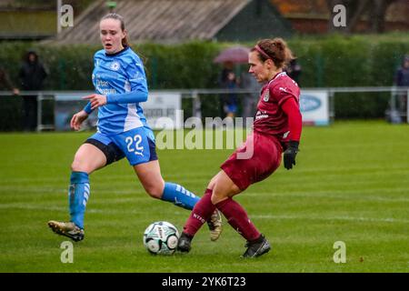 Bourne, Großbritannien. , . Northampton's Jade Bell platziert ihren Schuss und erzielt das erste Tor beim Sieg 2-0 gegen Peterborough United, um Northampton Town an die Spitze der Womens National League Div 1 zu bringen Stockfoto