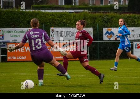 Bourne, Großbritannien. , . Northampton's Jade Bell platziert ihren Schuss und erzielt ihr zweites Tor beim Sieg 2-0 gegen Peterborough United, um Northampton Town an die Spitze der Womens National League Div 1 zu bringen Stockfoto