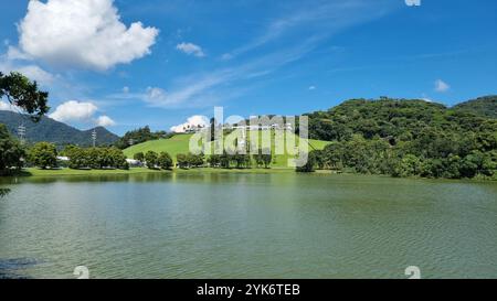 Ein atemberaubender Blick auf Granja Comary in Teresópolis, Brasilien, Heimat des Trainingszentrums der brasilianischen Fußballnationalmannschaft. Ruhiger See. Stockfoto