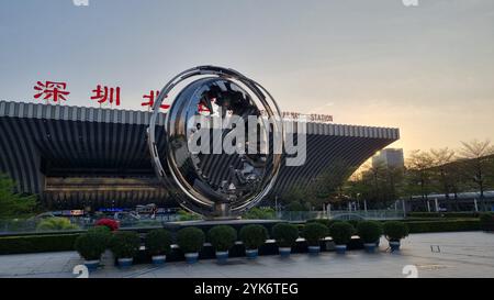 Das Bild zeigt den Hochgeschwindigkeitsbahnhof Shenzhen North (Shenzhen bei), ein modernes und ikonisches Wahrzeichen in Shenzhen, China. Stockfoto