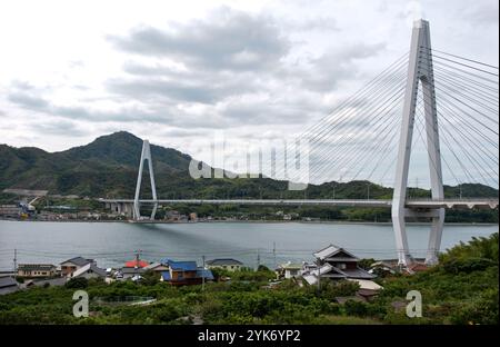 Shimanami-Kaido-Ikuchi-Brücke eine 70 km lange Radroute in Japan, die Onomichi, Präfektur Hiroshima, mit Imabari, Präfektur Ehime, Japan verbindet. Stockfoto