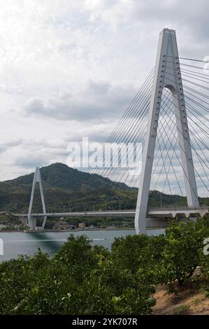 Shimanami-Kaido-Ikuchi-Brücke eine 70 km lange Radroute in Japan, die Onomichi, Präfektur Hiroshima, mit Imabari, Präfektur Ehime, Japan verbindet. Stockfoto