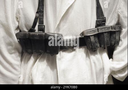 Munitionsbeutel und Gürtel in der Winteruniform der deutschen Armee während des Zweiten Weltkriegs (1939–1945). Lettisches Kriegsmuseum. Riga. Lettland. Stockfoto