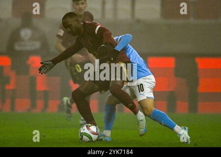 Dodi Lukebakio (Belgien) im Kampf gegen Dor Turgeman (Israel) während des Spiels der UEFA Nations League zwischen Israel und Belgien am 17. November 2024 in der Bozsik Arena in Budapest, Ungarn Stockfoto