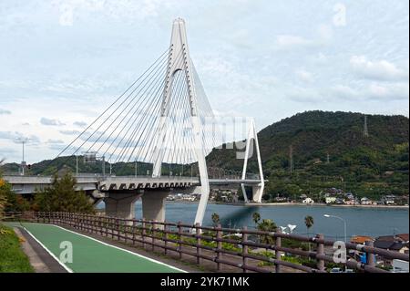 Shimanami-Kaido-Ikuchi-Brücke eine 70 km lange Radroute in Japan, die Onomichi, Präfektur Hiroshima, mit Imabari, Präfektur Ehime, Japan verbindet. Stockfoto