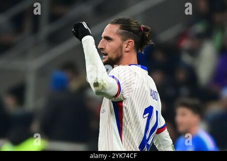 Adrien Rabiot (Olympique de Marseille) aus Frankreich feiert, nachdem er sein drittes Tor beim Fußballspiel der UEFA Nations League zwischen Italien und Frankreich am 17. November 2024 im San Siro Stadion in Mailand erzielt hat Stockfoto