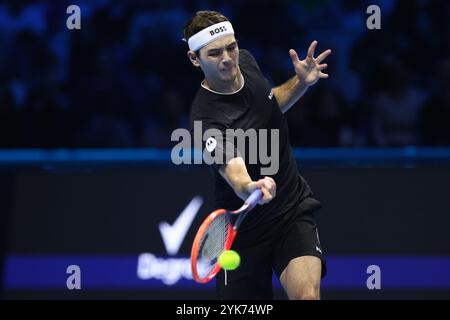 Turin, Italien. November 2024. Taylor Fritz aus den USA in Aktion beim letzten Einzelspiel zwischen Jannik Sinner aus Italien und Taylor Fritz aus den USA am 8. Tag des Nitto ATP World Tour Finals. Quelle: Marco Canoniero/Alamy Live News Stockfoto