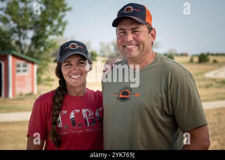 John und Melanie Cammack, die Besitzer der Cammack Buffalo Ranch, betreiben am 21. Juli 2021 eine 000 Hektar große Büffelranch mit 600 Mutterkühen in Stoneville, SD. John Cammack ist ein Vierer der vierten Generation. Die größte Herausforderung in diesem Jahr ist die Dürre und die Frage, wie die Weidepraktiken am besten an den Wassermangel angepasst werden können. Während der normalen Jahreszeiten fließen die vielen Bäche auf der Ranch mit Wasser. Wenn Büffel von Feld zu Feld rotieren, müssen sie oft jeden Tag einen oder mehrere Ströme durchqueren. Mr. Cammack sagt, dass die Nutzung der USDA in erster Linie finanzielle Vorteile hat. Danach wird das NRCS genutzt Stockfoto