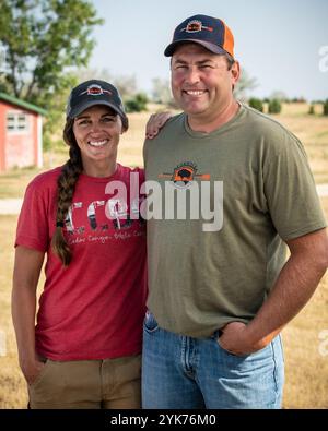 John und Melanie Cammack, die Besitzer der Cammack Buffalo Ranch, betreiben am 21. Juli 2021 eine 000 Hektar große Büffelranch mit 600 Mutterkühen in Stoneville, SD. John Cammack ist ein Vierer der vierten Generation. Die größte Herausforderung in diesem Jahr ist die Dürre und die Frage, wie die Weidepraktiken am besten an den Wassermangel angepasst werden können. Während der normalen Jahreszeiten fließen die vielen Bäche auf der Ranch mit Wasser. Wenn Büffel von Feld zu Feld rotieren, müssen sie oft jeden Tag einen oder mehrere Ströme durchqueren. Mr. Cammack sagt, dass die Nutzung der USDA in erster Linie finanzielle Vorteile hat. Danach wird das NRCS genutzt Stockfoto