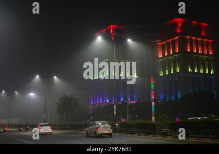 Neu-Delhi, Indien. November 2024. NOIDA, INDIEN - 17. NOVEMBER: Pendler an einem verdampften Abend, am 17. November 2024 in Noida, Indien. (Foto: Sunil Ghosh/Hindustan Times/SIPA USA) Credit: SIPA USA/Alamy Live News Stockfoto