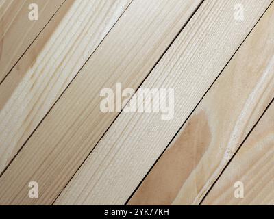 Diagonale Holzdielen, gestapelte Textur, helle Holzdielen, geschnittene Holzplatten Stockfoto